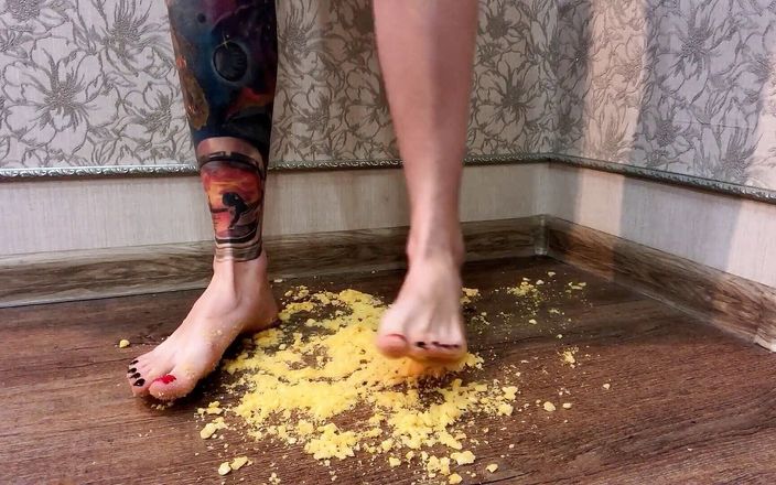 Footmodel Valery: Dövmeli kız soğan halkalarını eziyor