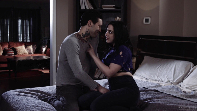 Wicked Pictures: Barmanița sexy Whitney Wright este futută după ore - Wicked