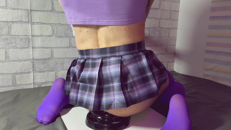 Horny Anal Play: 巨大なアナルコーンディルドが座って根元まで跳ねる、そして開いたアナルの穴