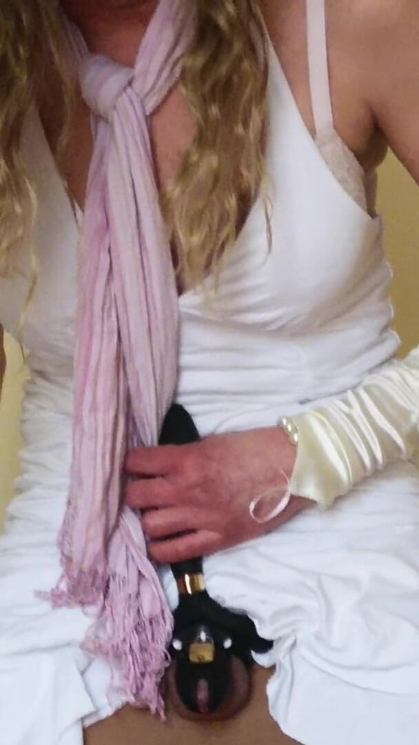 Wet Perversions In Nylons: Usando una castidad y siendo parte cachonda