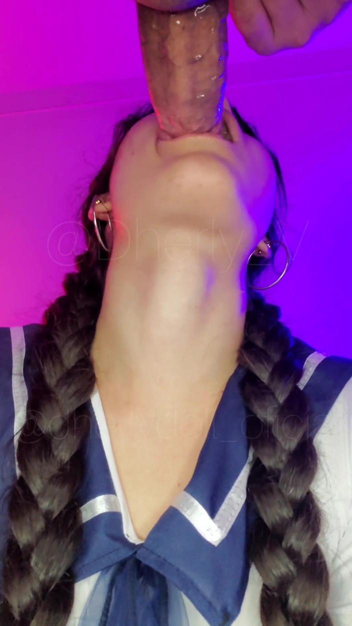 DherlyDoll: Haciendo que la sexy chupe mi polla