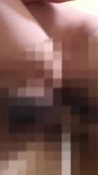 少女情侣分享卧室深喉