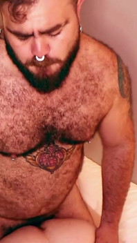 Chlupatý Ftm / Trans Muž dostane naloženo bez kondomu od Beefy Bear a Stříká tvrdě (část 2)