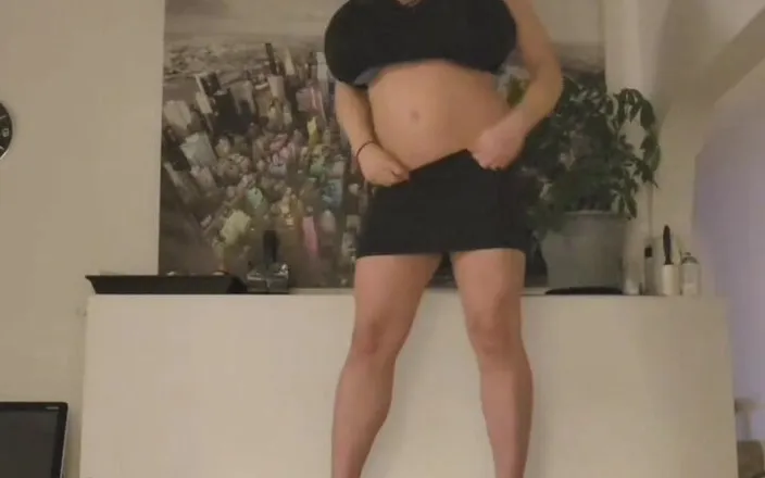 Shannel trav: Dancing on Table