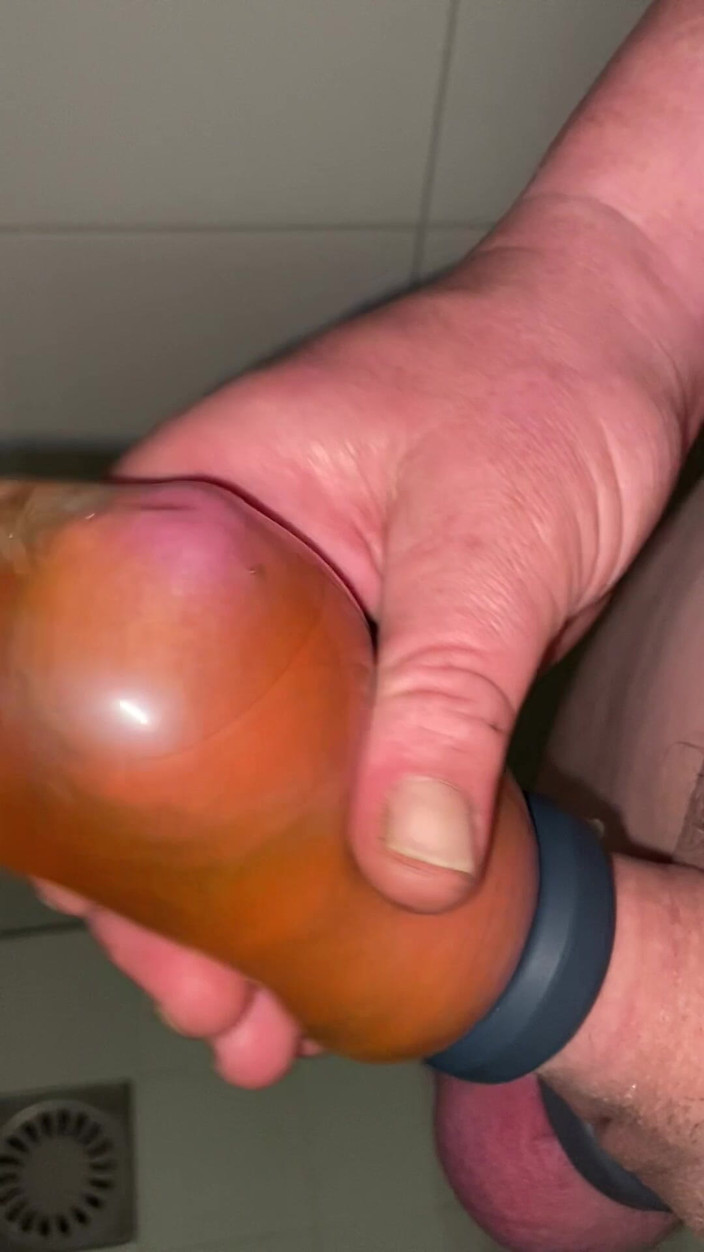 Foreskinguy: Une bite non circoncise avec des couilles attachées pisse et...