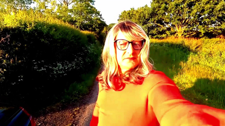 Kellycd2022: Amatorski crossdresser Kellycd2022 masturbuje się w słońcu