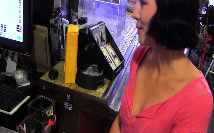 Family Role Playing: O femeie excitată își satisface angajatul adolescent în baia cafenelei ei