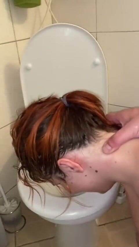 Elena917: Morning blowjob turns into toilet humiliation