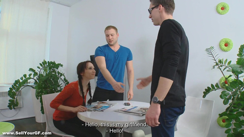 Sell Your GF: Baisée pour le voyage en Coupe du monde