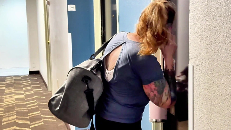 Molly McSquirts: Estranho Me fora do meu apartamento e leva todos os...