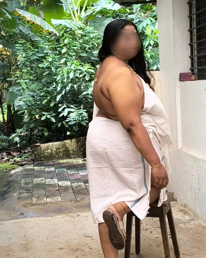 Anne Ipe: Chica india en topless sexy sesión de fotos, después de...