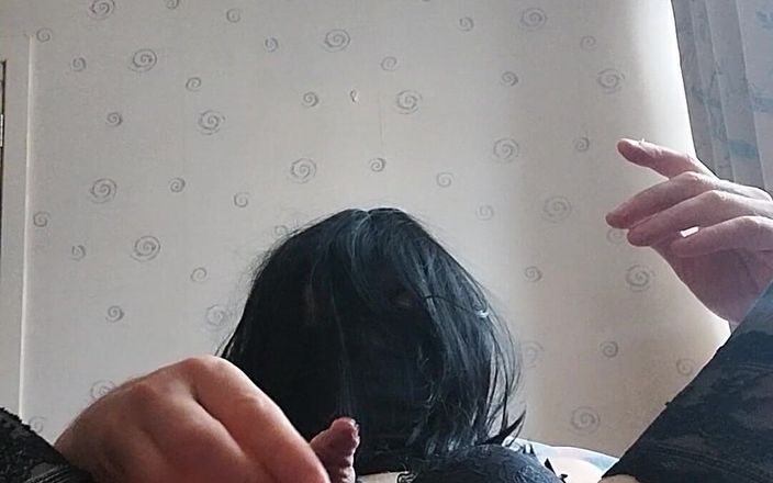 Cindy Belfast: Aangesloten mietje komt klaar in lingerie