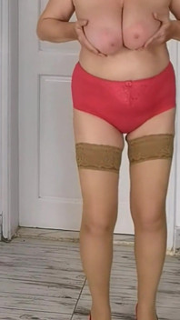 ストッキングとハイヒールで巨大な自然なおっぱいを揺らすホットなおばあちゃん