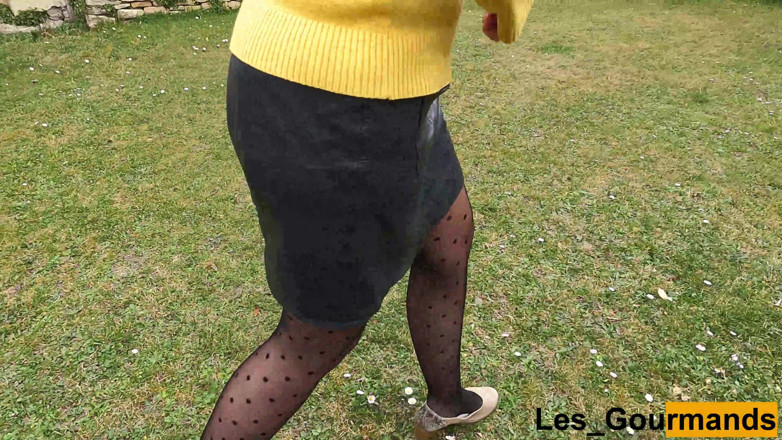 Les Gourmands: MILF w pończochach i szpilkach ze skórzaną spódniczką siusiu kuca...