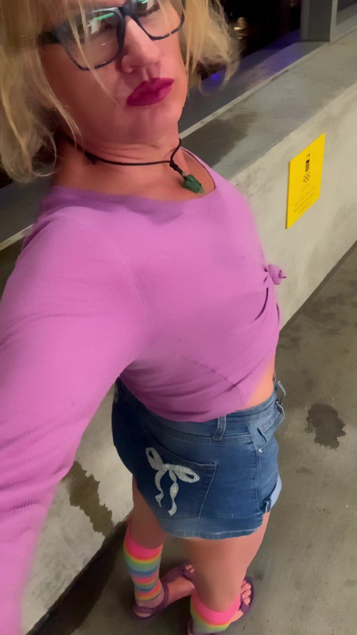 CindieLove: 핫한 Sissy 쇼츠 다운타운 주차장
