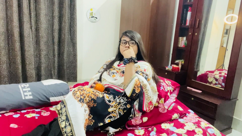 Nadiyaxxx02: शादीशुदा बड़ी बहन की छोटे भाई द्वारा चुदाई की जाती है और उसका पति विदेश में होने के कारण उसकी चूत पानी से बाहर हो जाती है ।