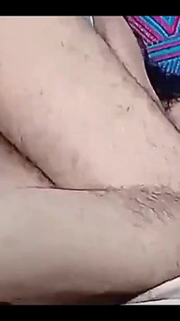 继兄弟的心跳了一下，因为他为与他的印度继妹的粗暴做准备