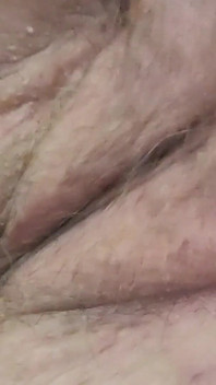 Lagi asik mainin memek sempitku yang berbulu