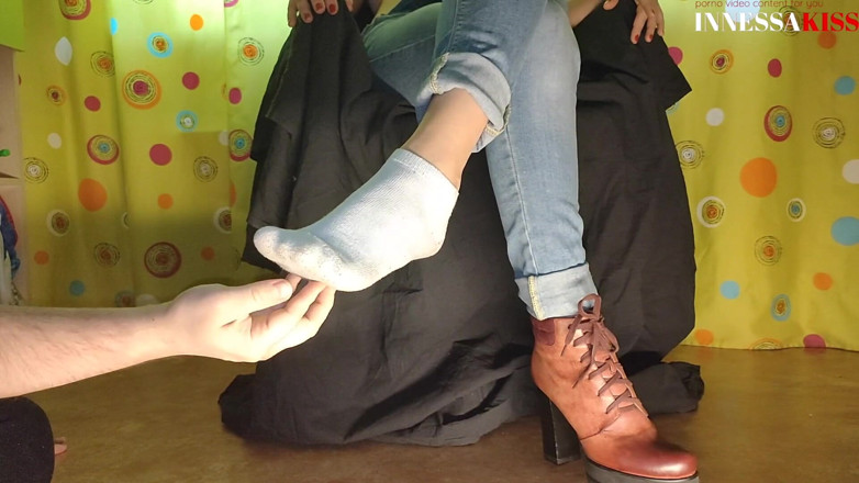 InnessaKiss: Adorabile ragazza che mostra i piedi sexy - feticcio