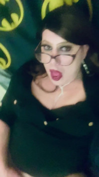 Krissy Sweets hladí její péro