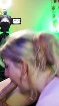 Loira Rabuda Chupa Pau E Leva Um Facial