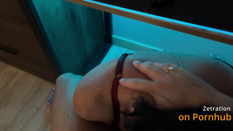 Zetration: 第一人称视角：当我直播时她无法抗拒我 - 她的喉咙在桌子底下性交