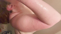 Ruby Wilde: MiLF tettona si lava e massaggia il suo corpo