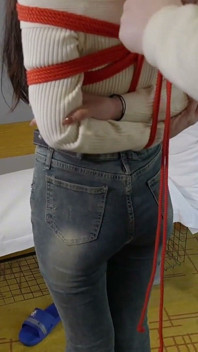 彼は彼女の裸足を掛け、親指で足の指を押さえた