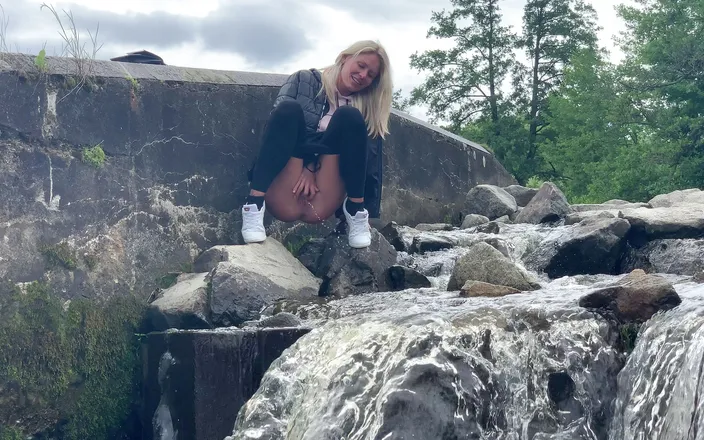 Claudia Macc: Venkovní zábava s chcaním