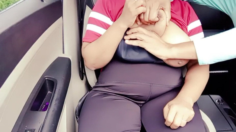 Your Arya: Desi Bhabhi grote borsten zuigen in het openbaar - buitenshuis