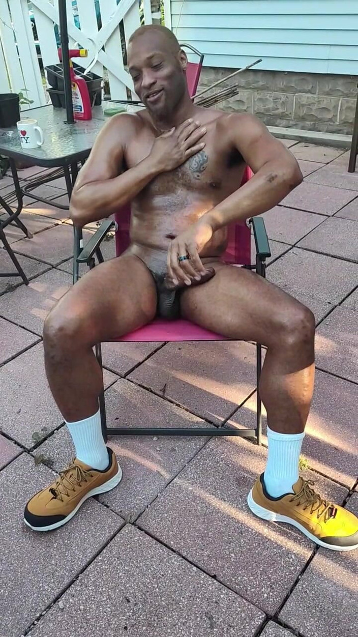 Kennie Jai: Kennie Jai melancap di Airbnb