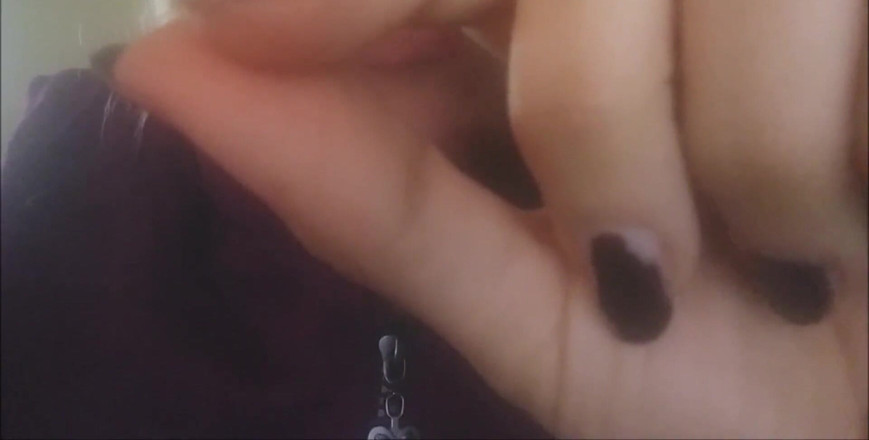 savannahamatoriale: I Found Some Dirty Toilet Pics on Your Pc, Darling...but...