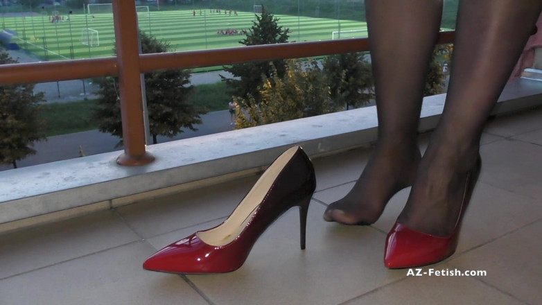 Aqua Pola: Mojar tacones altos rojos clásicos en el balcón