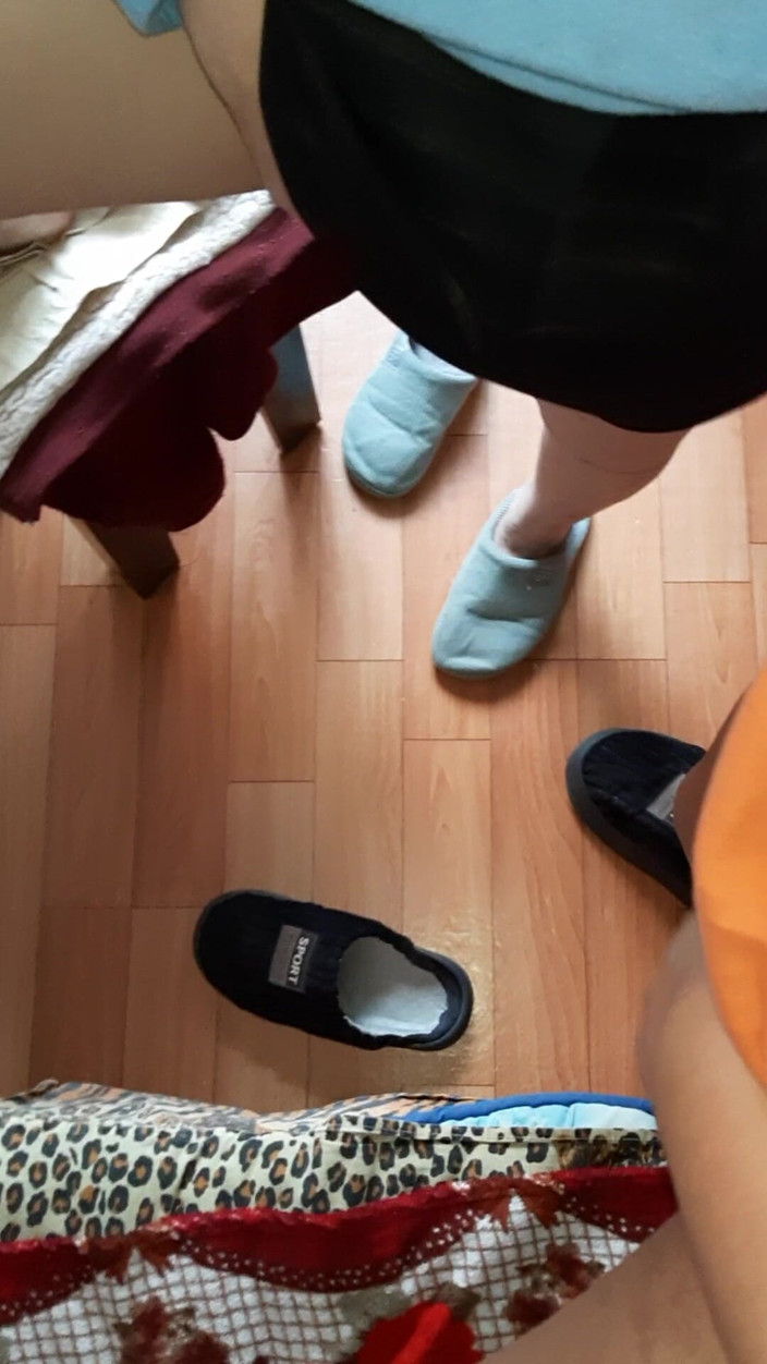 Lesbian-candys: Kami lagi asik fingering kami di balik rok mini kami...
