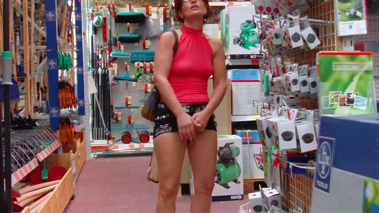 Popp Sylvie: Popp sylvie telan sperma di luar ruangan