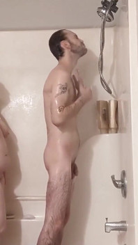 Savonner sous la douche avec SinSpice