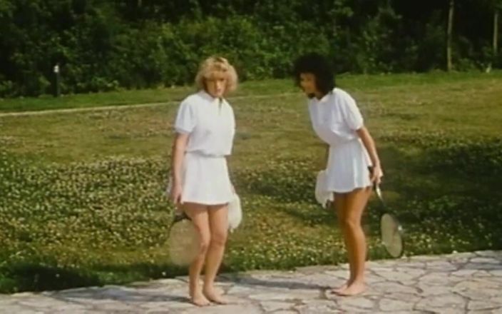 Java Consulting: Marilyn Jess se pone cachonda viendo a las chicas jugar...