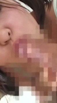 Thiếu niên tóc nâu thổi kèn ướt át đam mê trên giường