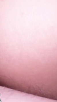 Petite v průhledné skrz horní tření ptáka s její kundičkou