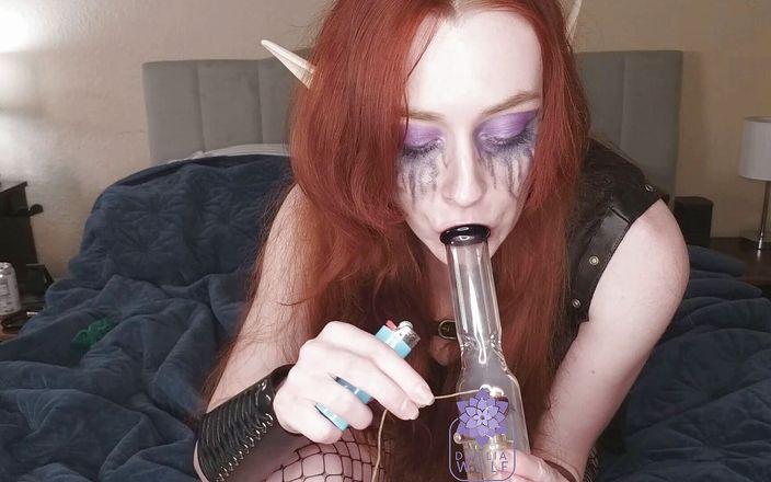 Dahlia Wolf: Goth-elf raucht