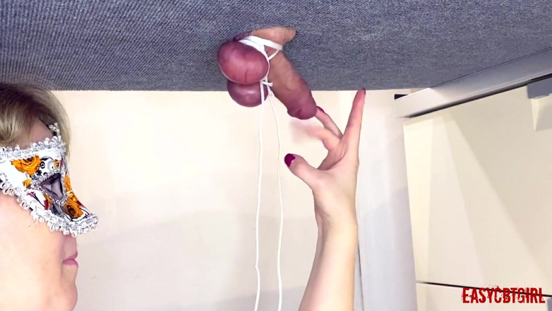 AnnyCandyPainboy: Une maîtresse attache des couilles et claque des doigts au-dessus...