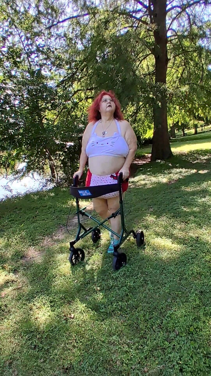 BBW nurse Vicki adventures with friends: Gordinha enfermeira Vicki está dando um passeio em sua hello...