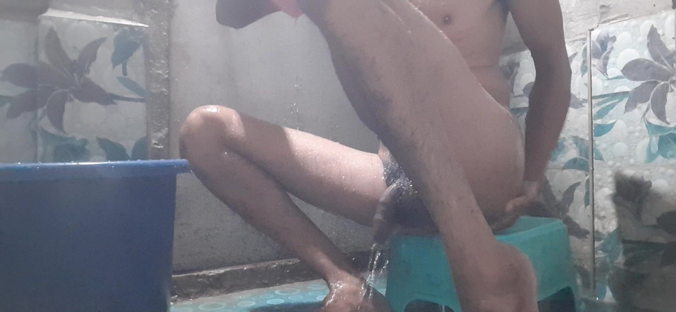 Che: Duşta Hintli banyo adamı siyah büyük yarakla mastürbasyon yapıyor