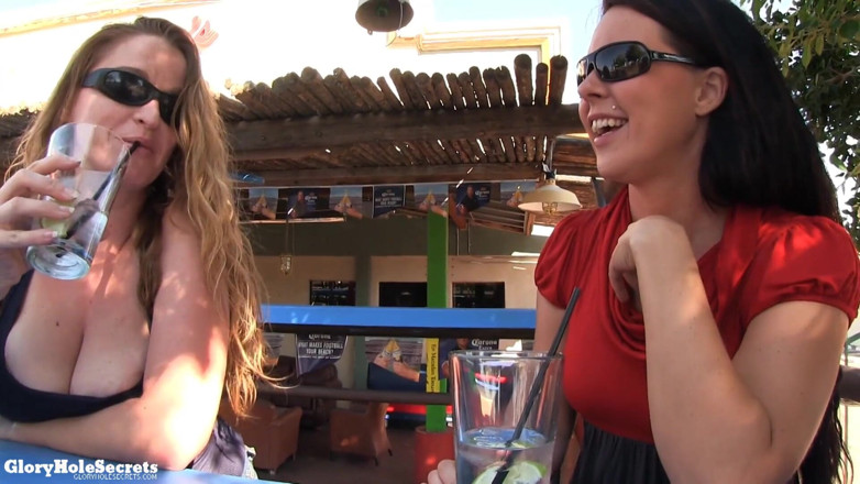 Glory Hole Secrets: Amateur putas Mandy y Vee blowbang