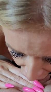 Sudut pandangan pertama crush Tik tok awak menghisap zakar awak