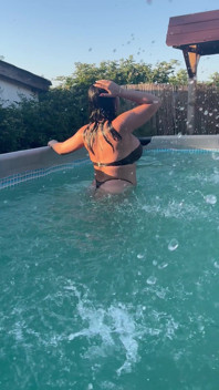 Cewek seksi dengan bikini mungil ini menggoda di kolam renang