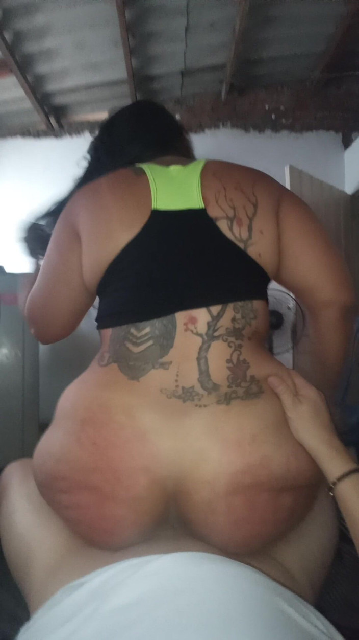 Monozion: 打大屁股拉丁女郎直到她的屁股发红