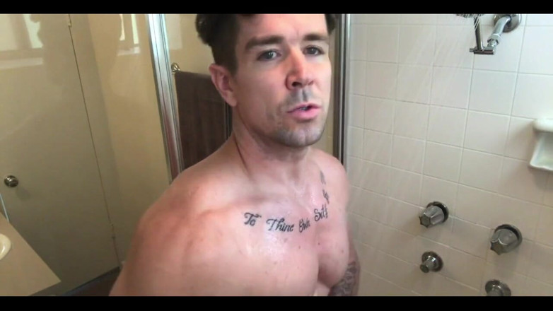 Trenton Ducati: Sesi melancap di bilik mandi panas. Tonton Saya Sembur Dinding...