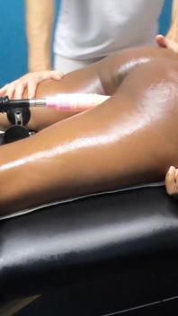 Massaggio con macchina del sesso ebano | Orgasmo multiplo solista per donna di colore sul letto massaggio