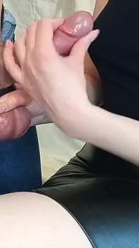 Nevlastní matka mi ukazuje techniku zničeného orgasmu. Několik výstřiků
